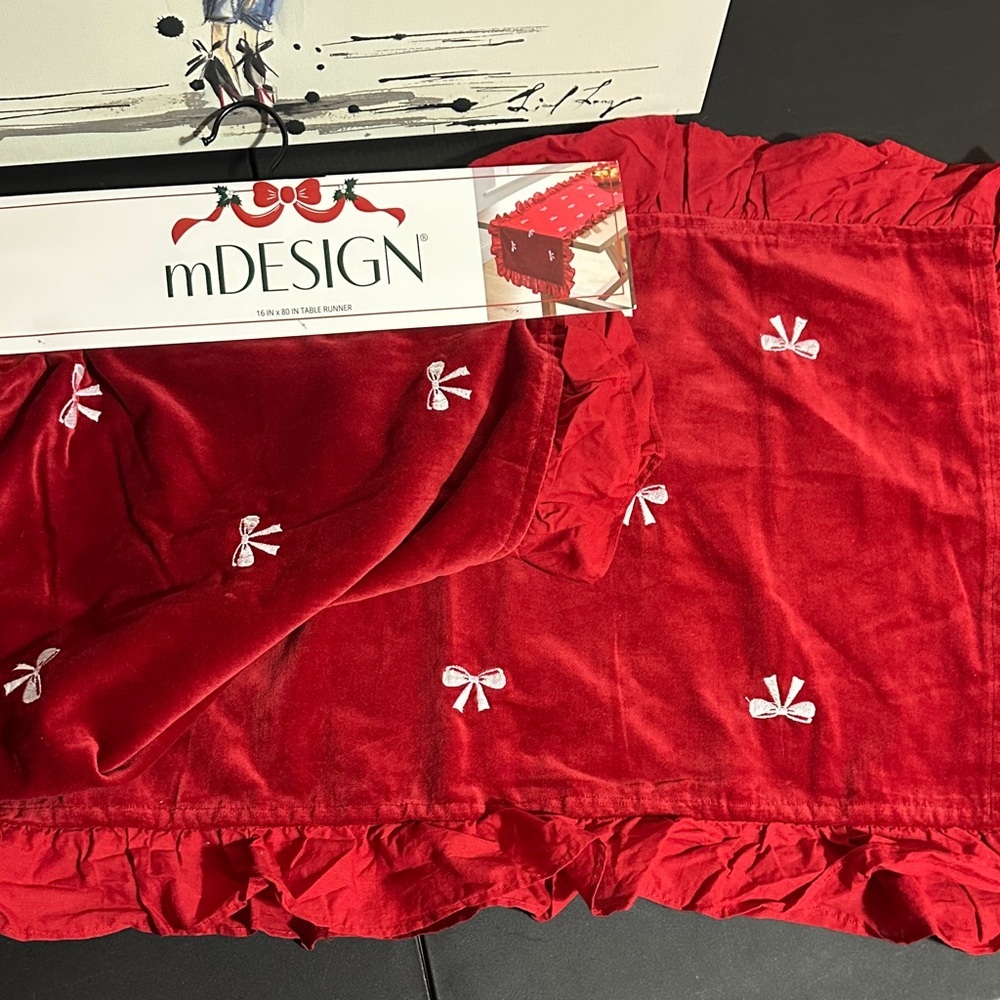mDesign red velvet with white bow table runner